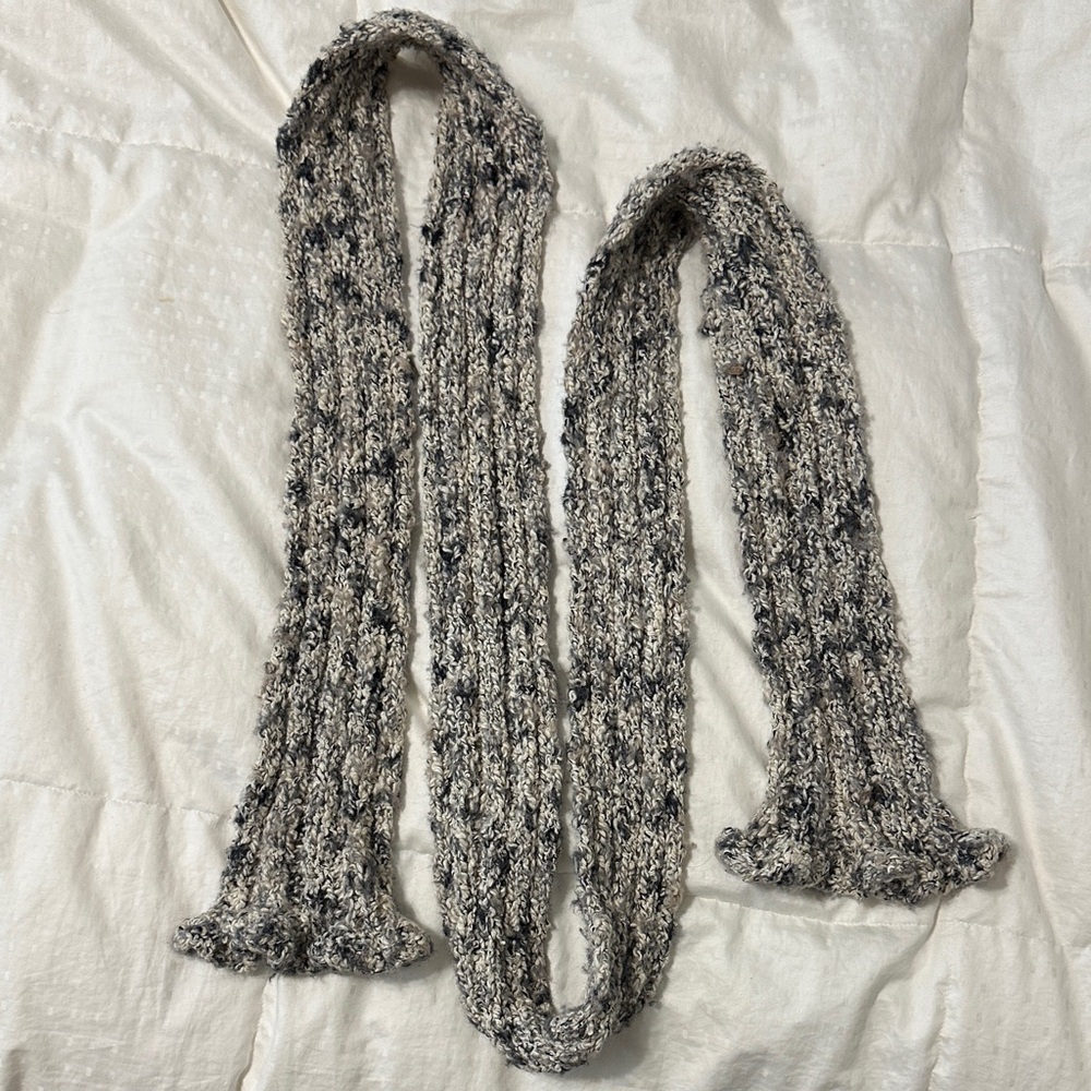 Chic Textured Knit Scarf in Black and Gray